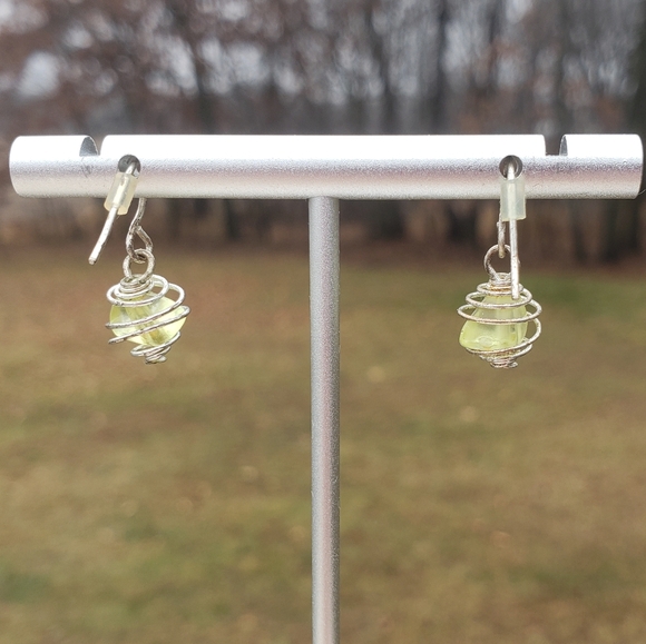 65. 3 Pairs of Drop Earrings - Picture 7 of 10